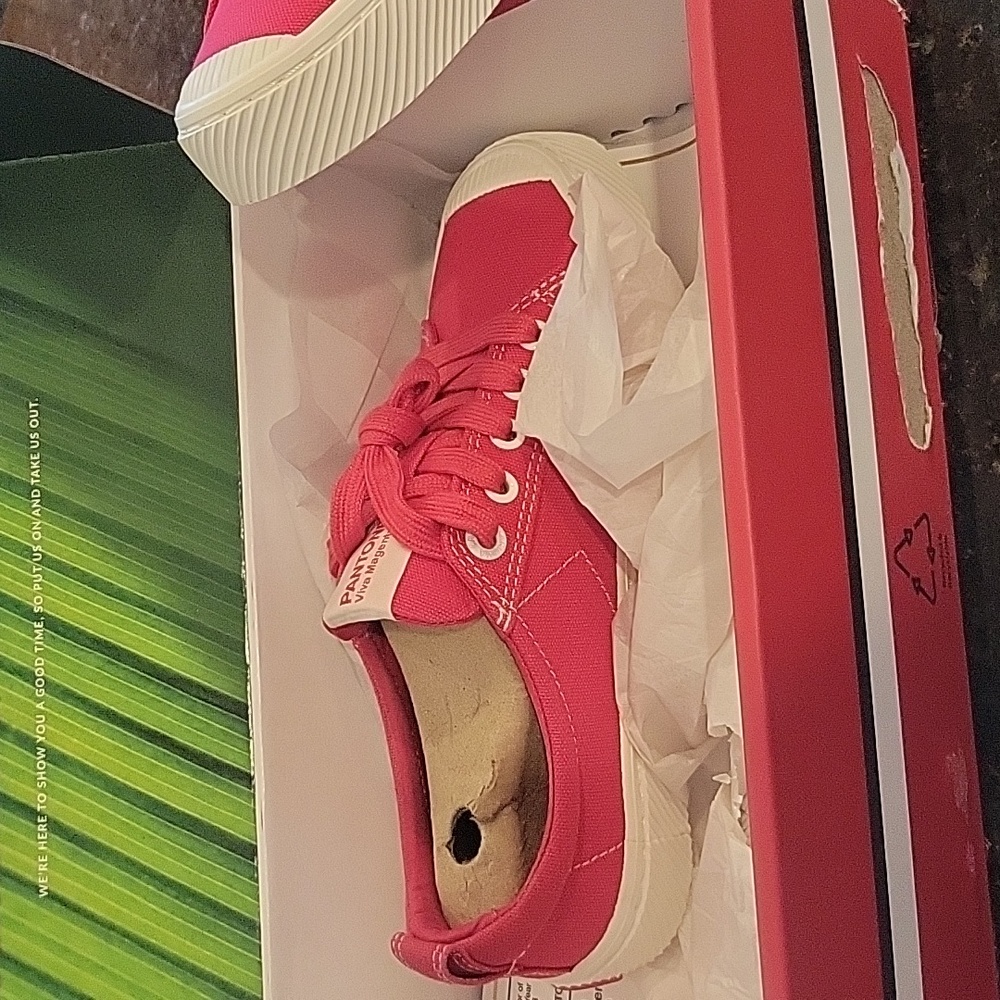 Cariuma red and white tennis shoes